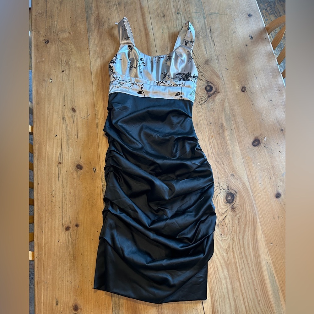 Le Chateau Black and Cream Floral Midi Dress